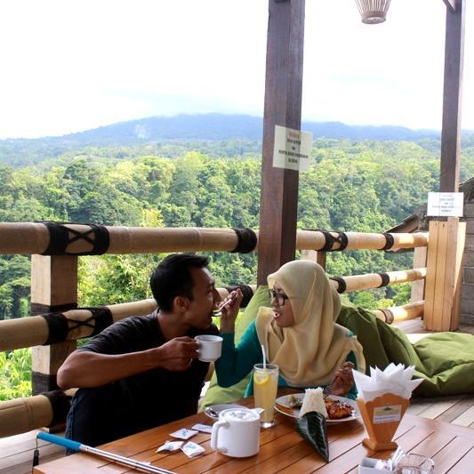 Junior midwife | I'm in love with hijab | use glasses | dreamer | someday I'll see the world | Ryan Mahindra's wife