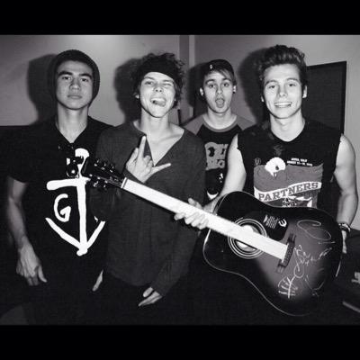 rt my tweets and rts to vote for 5sos!!