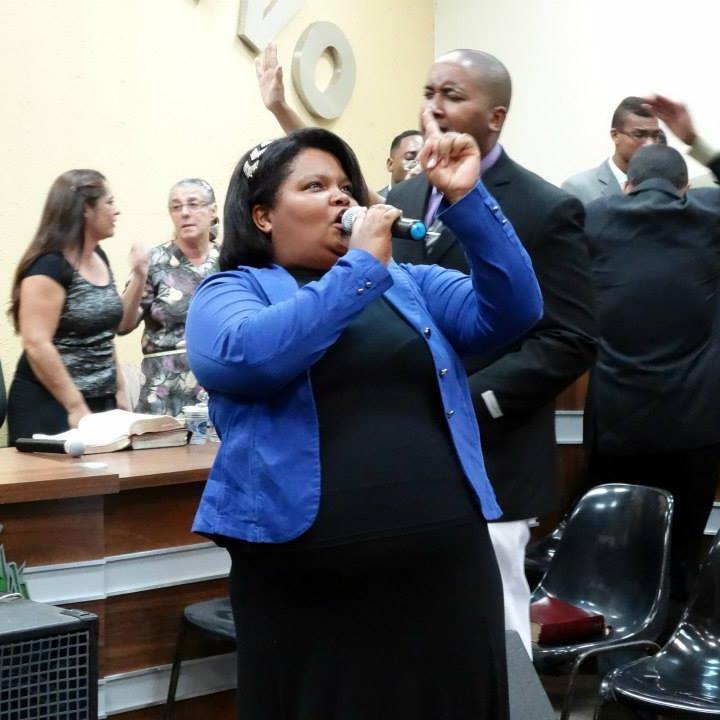 sou adoradora do senhor ,sou casada com uma pessoa maravilhosa seu nome é william e juntos adoramos ao rei.
