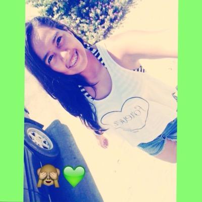 frikifriends por siempre me gusta la musica y me gusta mucho el chocolate y siempre soy una buena amiga me gusta ayudar y siempre confiar en Dios ☝️