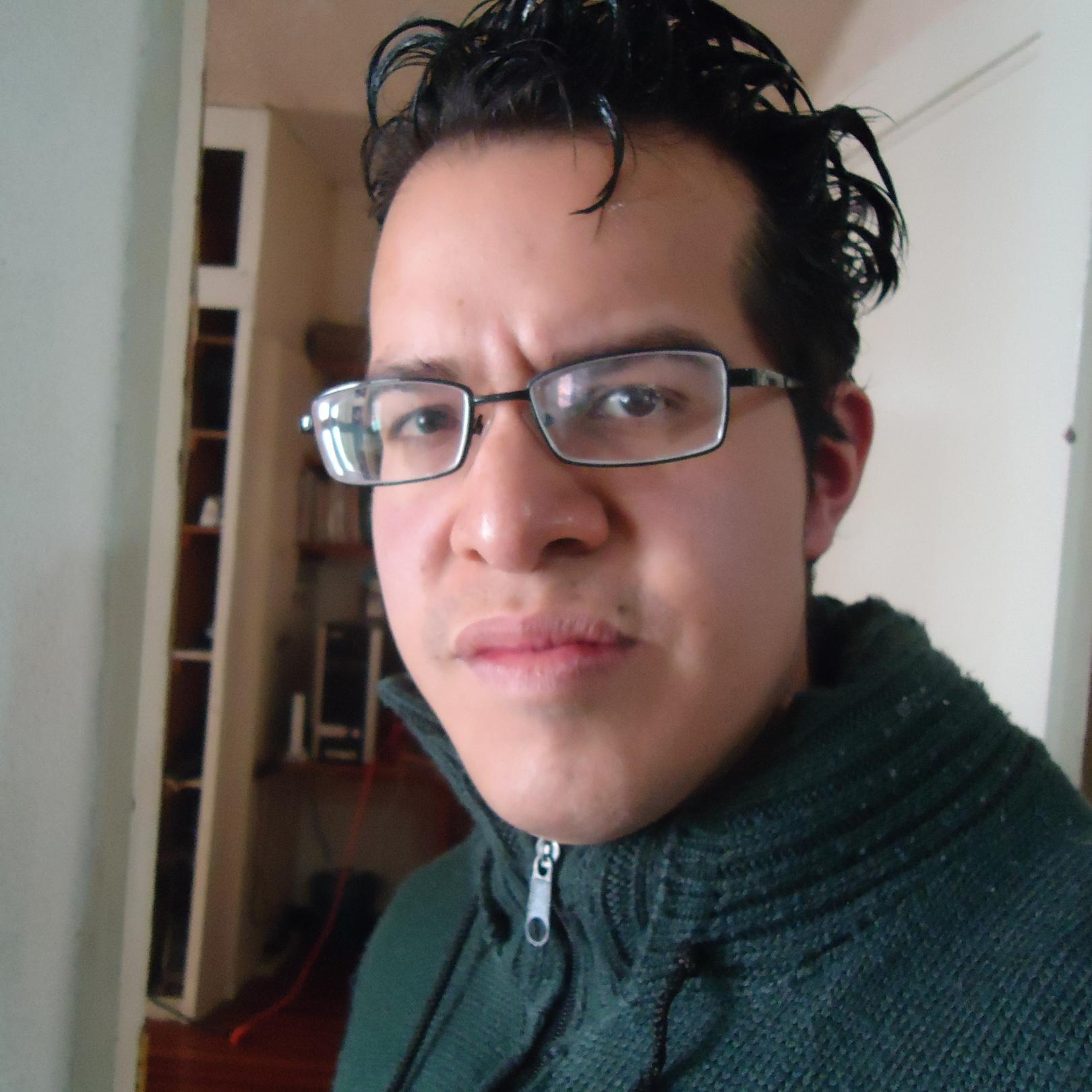 Egresado de la ESPCSG y actual alumno de Raul del campo, periodista en busca de sueños😁