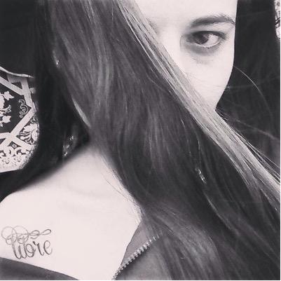 A veces gris, a veces rosa, buena, mala, ambivalente, aprendiz de escritora, sociópata, psicópata, incomprendida, suicida, cantante, dibujante, artista.
