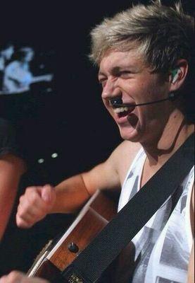 I love One Direction ʚ♥ɞ TMH 11/3♥ OTRA 2/25 Laugh Like @NiallOfficial :-) 21 years old