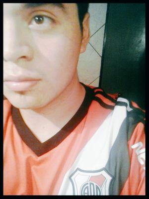Periodismo y River mis dos pasiones.  Universitario , Gimnasio y fútbol.  Heavy Metal. Amo la radio. Soltero. Notero de El país menos algunos