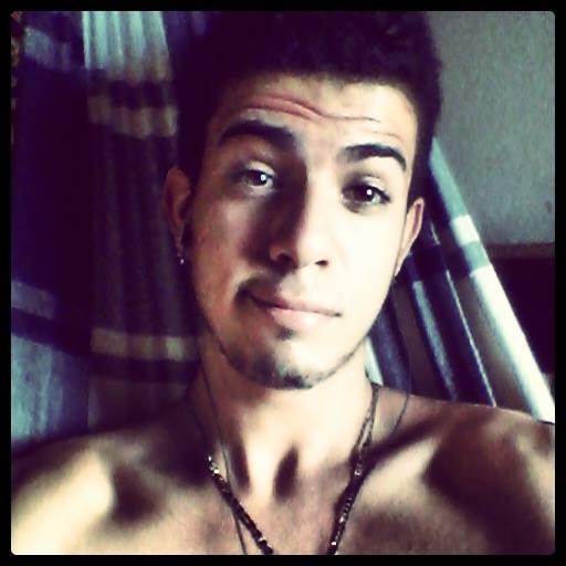 Eu quero você. Sério ou sorrindo. Me mordendo ou me
beijando. De bom ou mal humor. Eu quero você, aqui e
agora.
