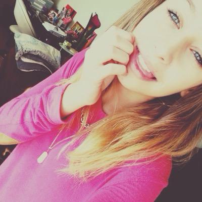 je suis un petit panda rose d'ou mon nom ahah , belieber