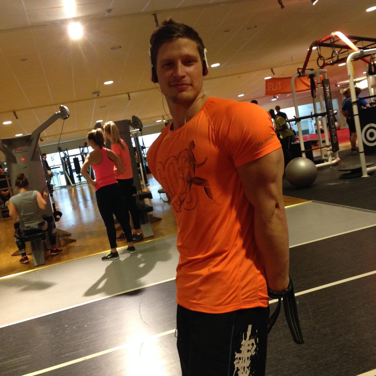 24 y/o, Bodybuilder, http://t.co/uF1WYEeA0X http://t.co/8rXtGZnyvi