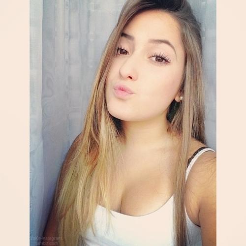 seriestheworld's profile picture. No fundo, eu só preciso de alguém que não desista de mim.