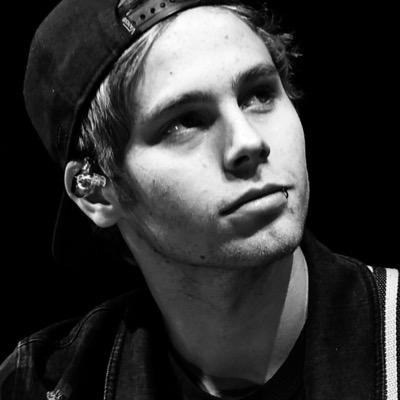 RT ON #MTVAwardsStar 5 Seconds Of Summer