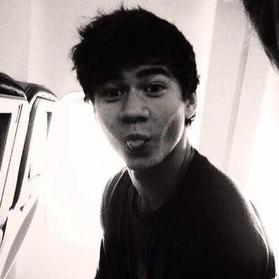 Follow @miatav1d cause she gave you this free follow