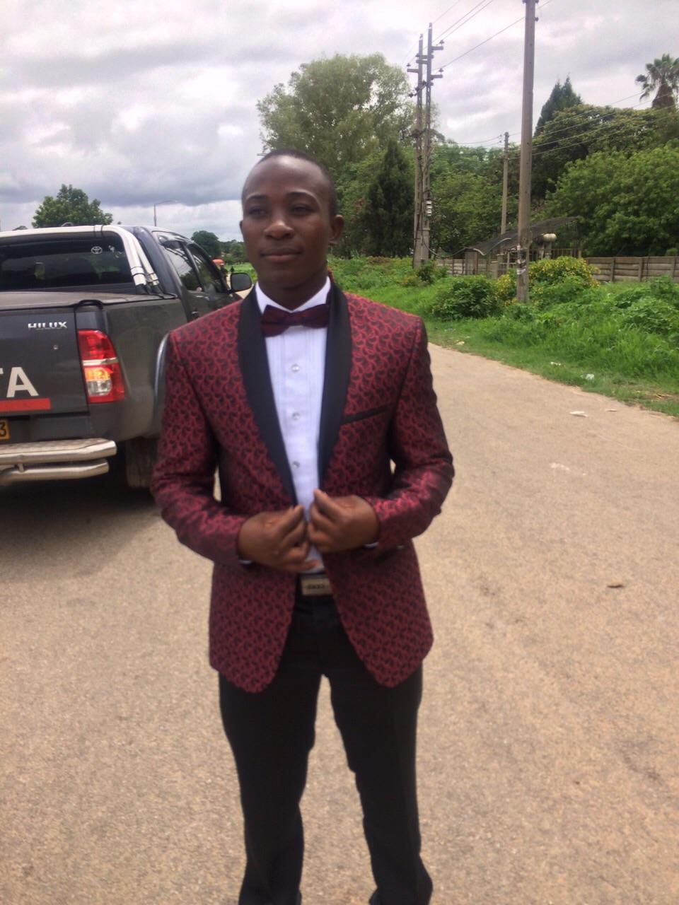 I am a simple guy living in a simple world. I like to socialise with different kind of people
