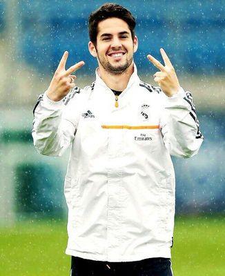 22. Jugador del Real Madrid. Buscando a mi hermano/a. Quiero ser padre. Siempre sonriendo. Romantico y amble. Buscando el amor.