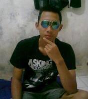 Gw orang,y tinggi, putih, cakep, baik, perhatian, rajin menabung, dan SETIA..