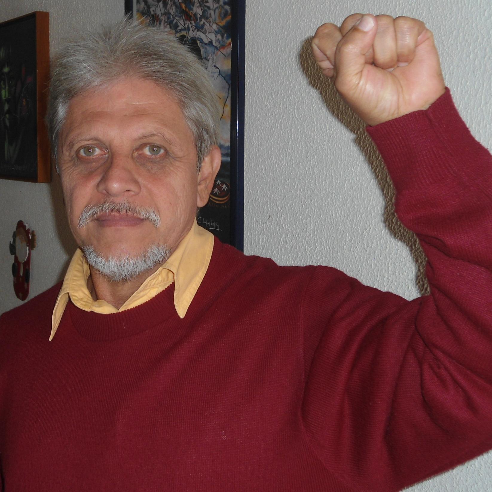 Sociólogo. Dr. en Ciencias Sociales. Docente. Revolucionario. Solidario.