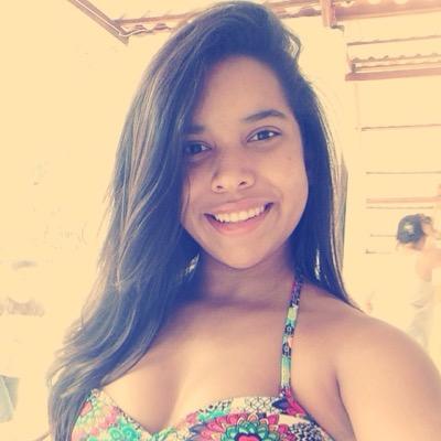 Goiana, 18 anos, capricorniana, flamenguista, acadêmica de Direito.
