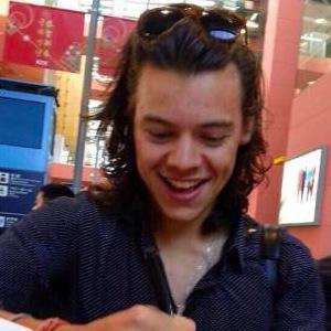follow @paperboylwt bc she gave you a free follow!!