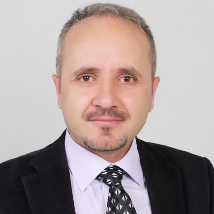 1977 Doğumlu/ 1999/2000 Selçuk  Üniversitesi Bilgisayar Programcılığı mezunu., Evli 2 çocuk babası