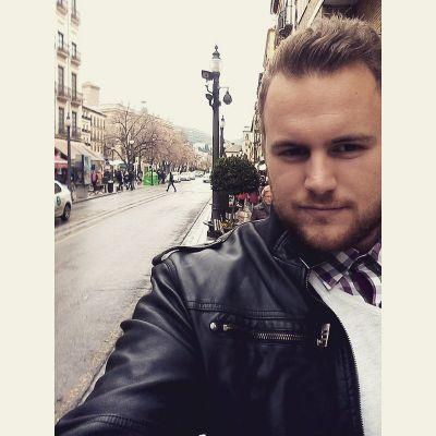 Soy tecnico de sistemas microinformaticos y redes, monitor de actividades fisico deportivas en el medio natural,  juego en el Club Voleadores Cieza.