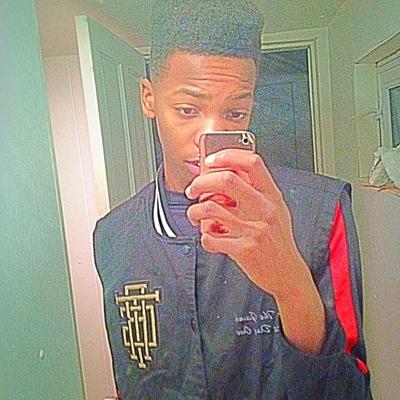 b_se24's profile picture. 