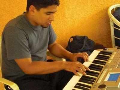 Hijo de http://t.co/3sbqfnajYyólico100% Músico,pianista n Safana Banda Católica.Intntando ir contra corriente. Sacar sonrisas es mi pasatiempo mejor.