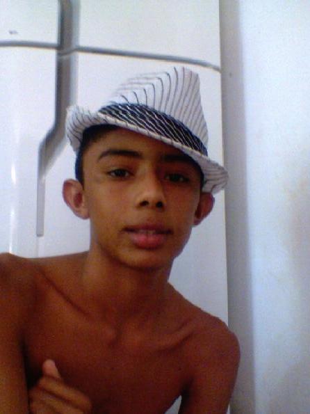 Amigo ñ é aquele q enxuga às lágrimas e sim aquele q ñ deixa elas cai