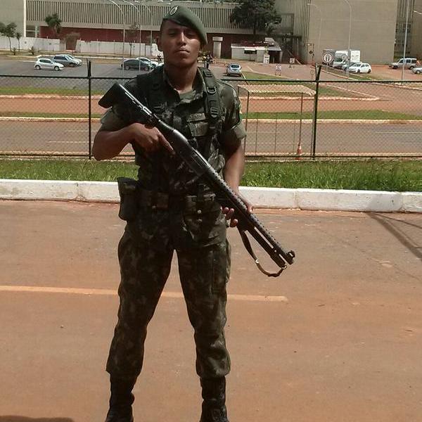 ESTUDANTE TERCEIRO SEGUIMENTO DO SEGUNDO GRAU . E SOLDADO DO EXERCITO , CURSOS PROFISSIONALIZANTE DE INFORMATICA 14 NO MEU CURRICULO