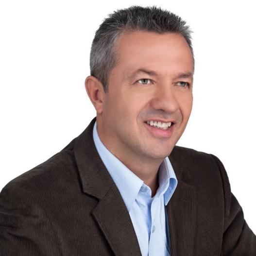 Ingeniero Civil con especialización en Gestión Financiera. Concejal de Medellín durante tres periodos y diputado de la Asamblea Departamental de Antioquia 95-98