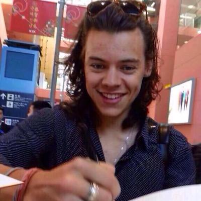 follow @badlandniall :)