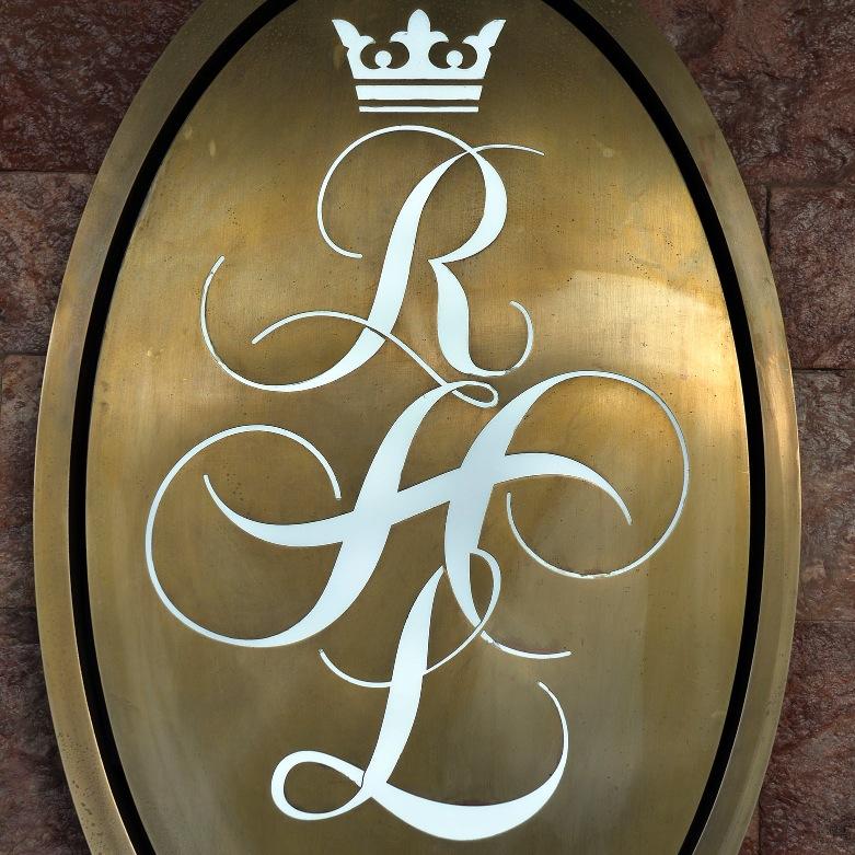 Los invitamos a vivir una experiencia única en un lugar histórico que convirtió a Luján en la Capital de la Fe. 📧 info@realhotellujan.com ☎️ 2323-409400/9