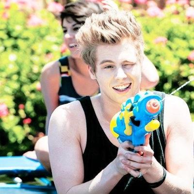 Hey can you all please follow @mgcliterally she gave you this free follow and is looking for mutuals