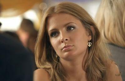 Daphnesuit's profile picture. 15. Quinto curso en @Hogwartssite. Slytherin. Serpiente. Solitaria y antisocial hasta que vea que eres de fiar. {#Pottertty}