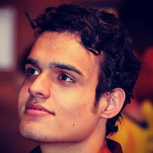Indaiatubano, filho de uma baiana com um mineiro. Instagram: lucazoga Facebook: https://t.co/BMHvXm9D7w