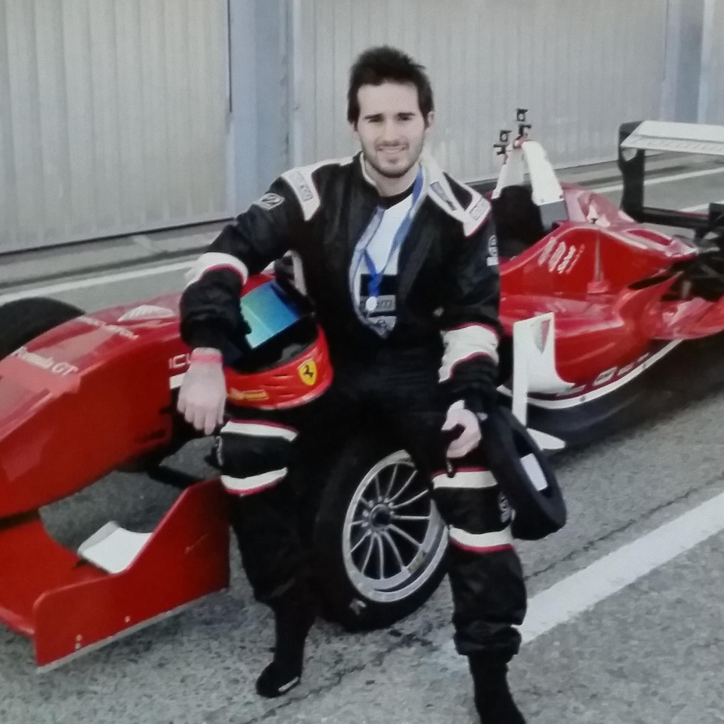 Piloto d karting amateur/Ingeniero de homologaciones/amante d la F1.Dicen que los bebés vienen con un pan bajo el brazo,yo vine con volante y 4 ruedas