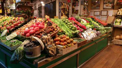 Empresa familiar desde 1956. Nos encontrarás  en la calle General Diaz Porlier n°19.
TE LLEVAMOS LA FRUTA A CASA. 
Tlf 91 402 53 68