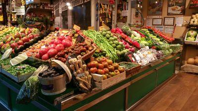 Empresa familiar desde 1956. Nos encontrarás en el Mercado Torrijos de Madrid. c/General Diaz Porlier n°8.
TE LLEVAMOS LA FRUTA A CASA. 
Tlf 91 402 53 68