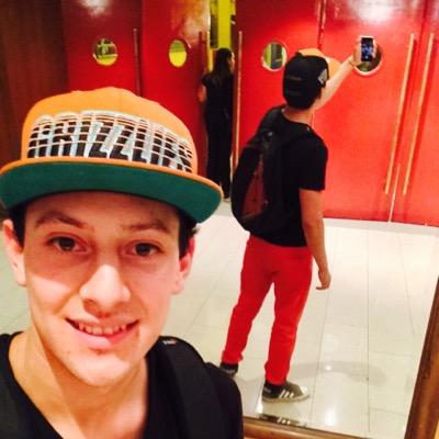 DManrikez's profile picture. Ceo del Planeta Tierra !!
Ingeniero en proceso :)
Prevencionista de Riesgos 
Programador Web 
Skateboarding #jarajein