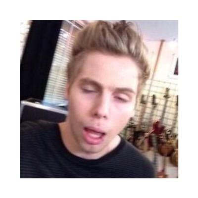 kslaoaoakska's profile picture. follow @goIdenIrh