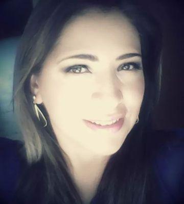 Puedo ser la más especial y también la más común, según tu propio juicio, me encanta el humor negro pero tengo buenos sentimientos. Eterna enamorada del amor...