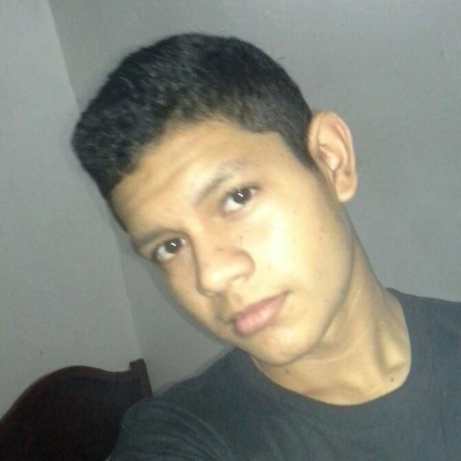Muchos solteros enamorados, y muchas parejas que fingen amarse.