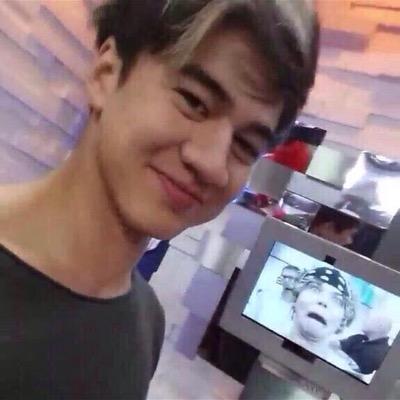 follow @kissIandcal nd fav this tweet for her !!! https://t.co/csKctnOUso
