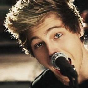 here's a free follow from @SimplyNaj_ bc i luff choo. follow that acc for awesomeness and stuff x