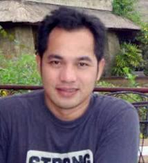Dulu deket, skrng jauh2an. Dulu suka bercanda2 bareng, skrng dia sama orang lain. dulu dia bisa bikin trsnym, tapi skrng dia yg bikin sedih