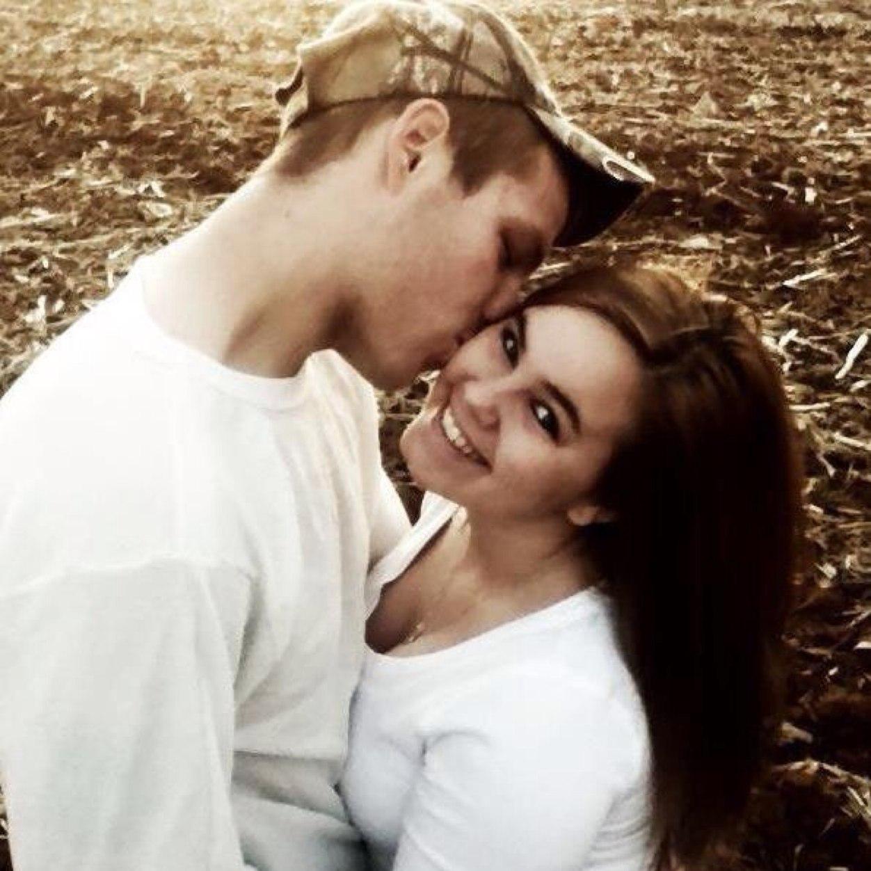 Kourtneyy_13's profile picture. Im Kourtney 21 im a momma to one year old Karoline Adelle And so to be wife to my honey David, West Virgina girl!