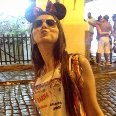 Rezo a Deus não pedindo cargas mais leves, e sim ombros mais fortes.