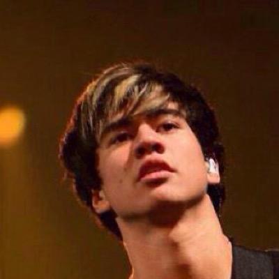 please follow @lukeslegs69 and rt https://t.co/FbUqJMhUrF #vote5sos #kca