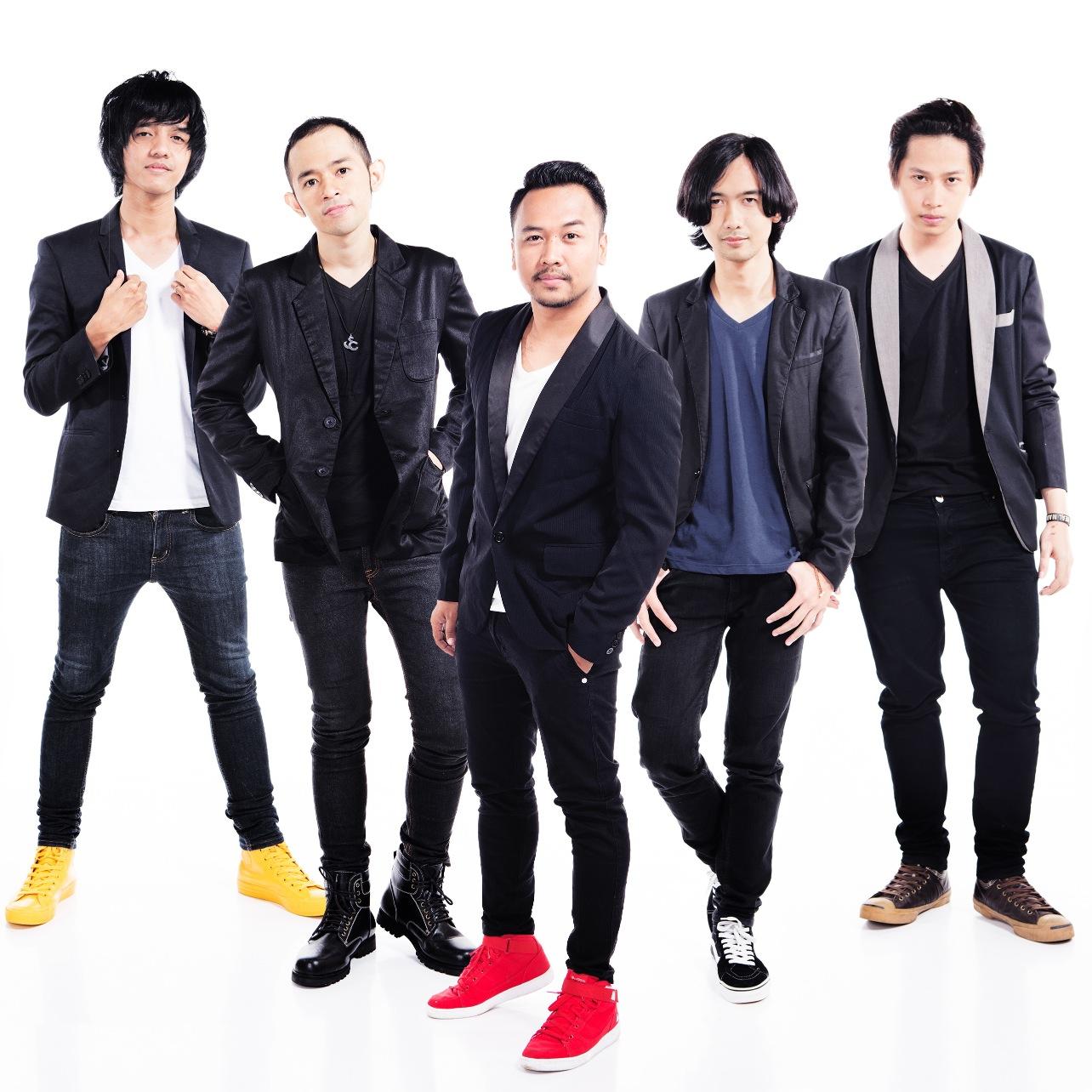 Official Account of Softcase Band _ @Lutfi_softcase @Tj_softcase @Andrezz6 @qy_softcase @softcase_David . From @sevenesia c/p: Mr Wahyu [0819 0800 5277]