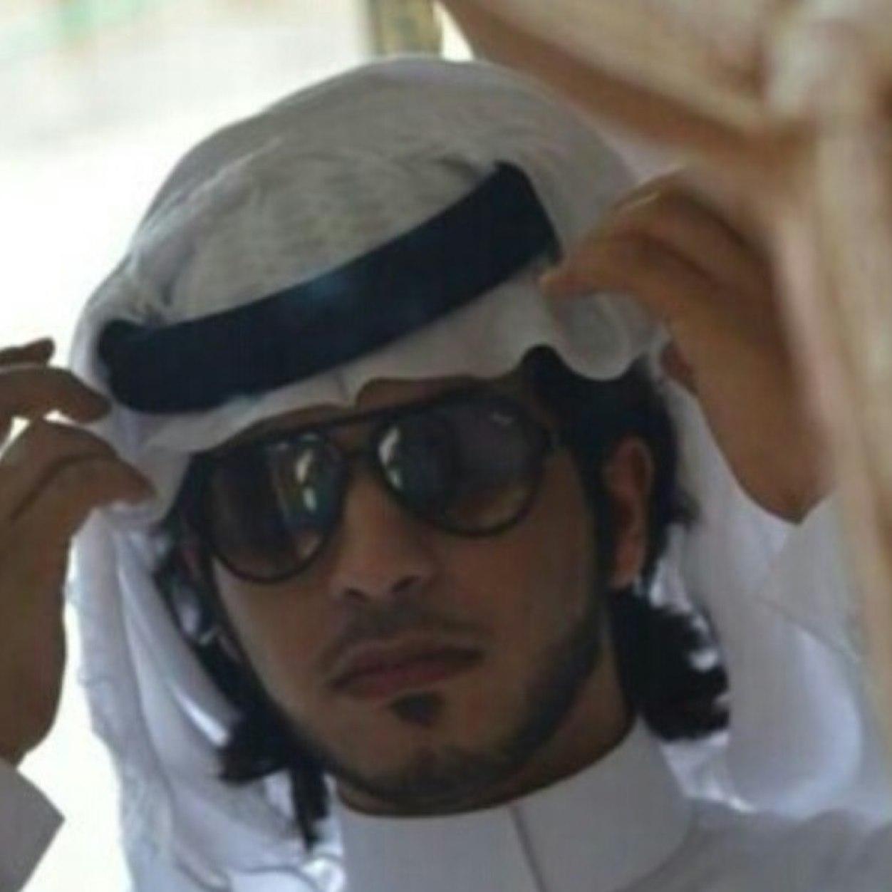 شخص اميل للثقافه والاجتماعيه .. فيني شوية من العنصريه القبليه ، و اشجع الهلال السعودي ..
