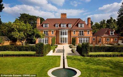 Place 1D stays. @SaviourBySong, @SassySaviour_, @IrishSaviour_, @VainSaviour_, @NobleSaviour_. And their girls, @SavySurvivor and @_NightsAngel.