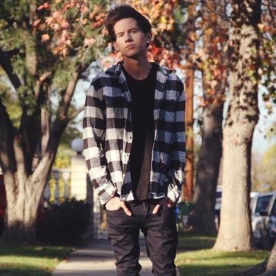 yay Ricky follows a beautiful person (main account:@stronglycalum