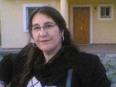 Nací en Madrid.. Allí viví mi infancia;pero he estado yendo a menudo,pasando temporadas.Comencé a cantar con 2Años.a escribir poesía:con7,Mi1raCanción:Con12Años